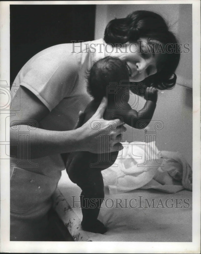 1974 Press Photo Nurse Susan Dunn took care of 3 1/2 month old Theresa Hobson - Historic Images