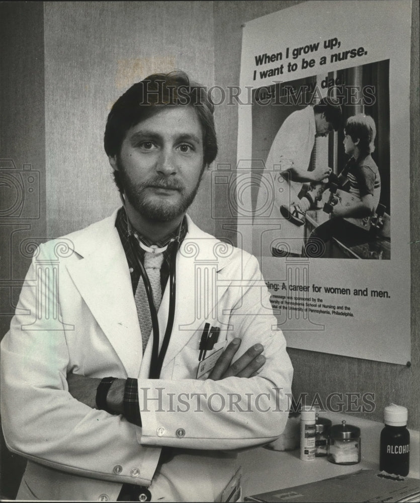 1981 Press Photo Ray Grundman, registered nurse practitioner in Greenfield - Historic Images