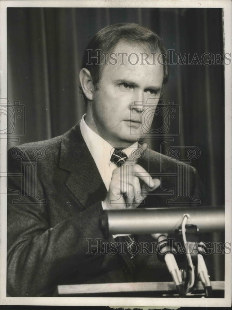 1975 Press Photo Roderick M. Hills, White house counsel, shown briefing newsmen - Historic Images