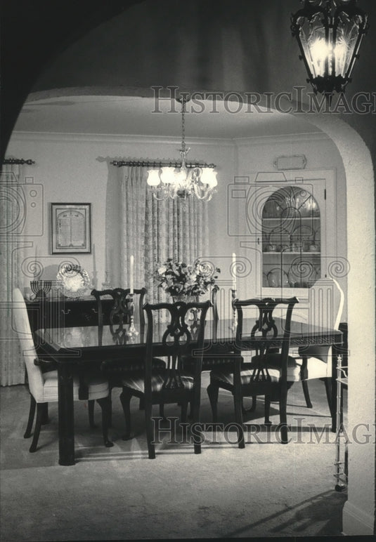 1986 Askotzky home in Milwaukee decorated with a traditional flavor - Historic Images