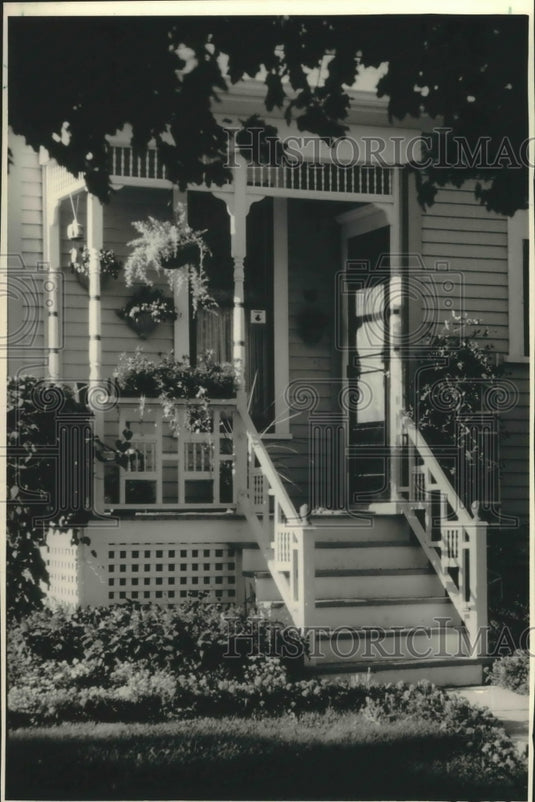 1986 Bay view home of Madlyn Jewell, Milwaukee - Historic Images