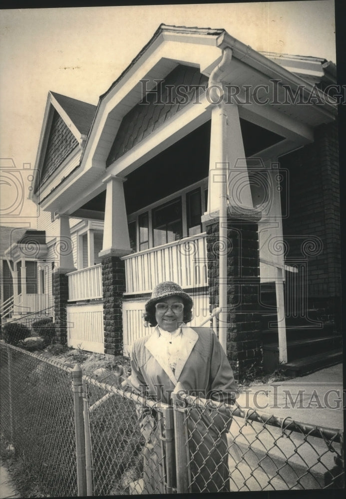 1986 Press Photo Mattie Gardner in from of her Milwaukee home - mjb67325 - Historic Images