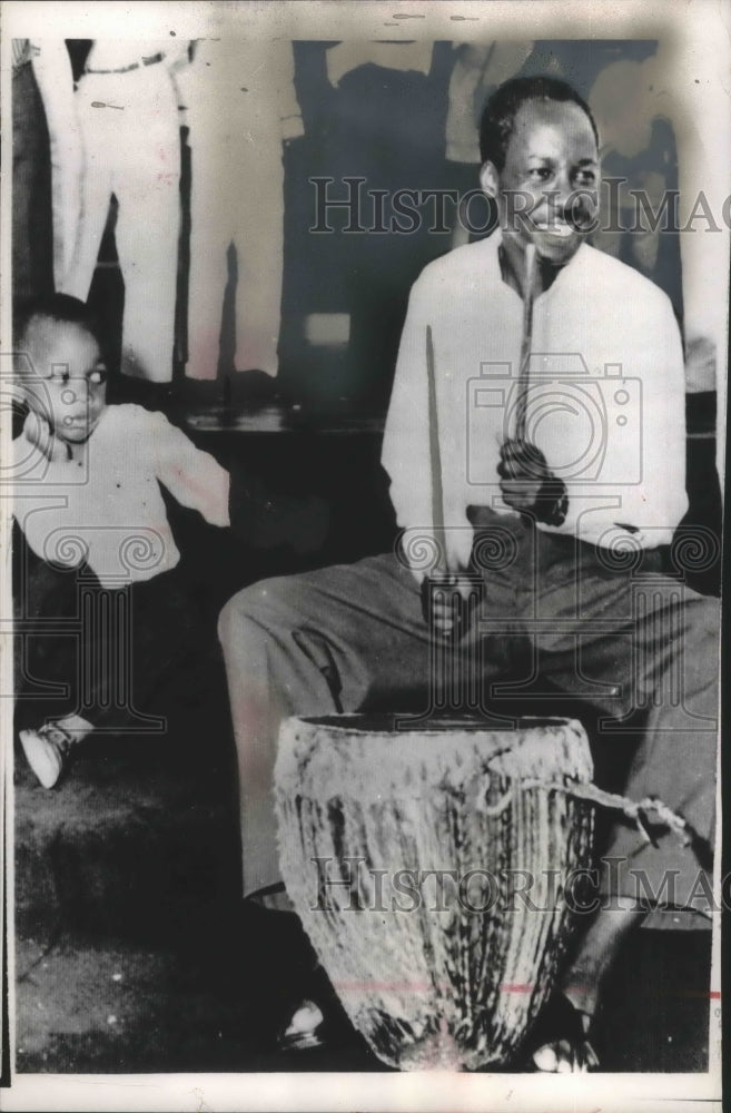 1984 Press Photo Tanzania&#39;s President Julius Nyerere beating a drum - mjb67356 - Historic Images