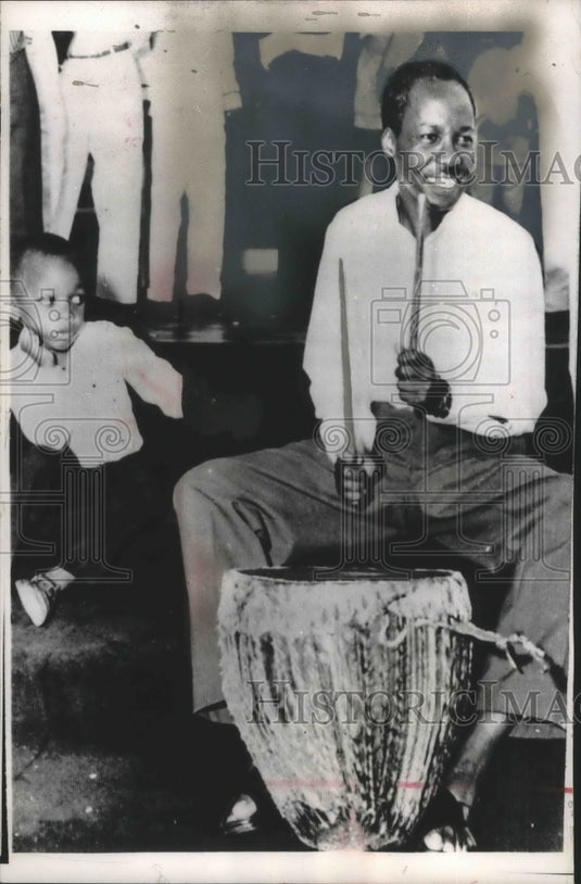 1984 Press Photo Tanzania's President Julius Nyerere beating a drum - mjb67356 - Historic Images