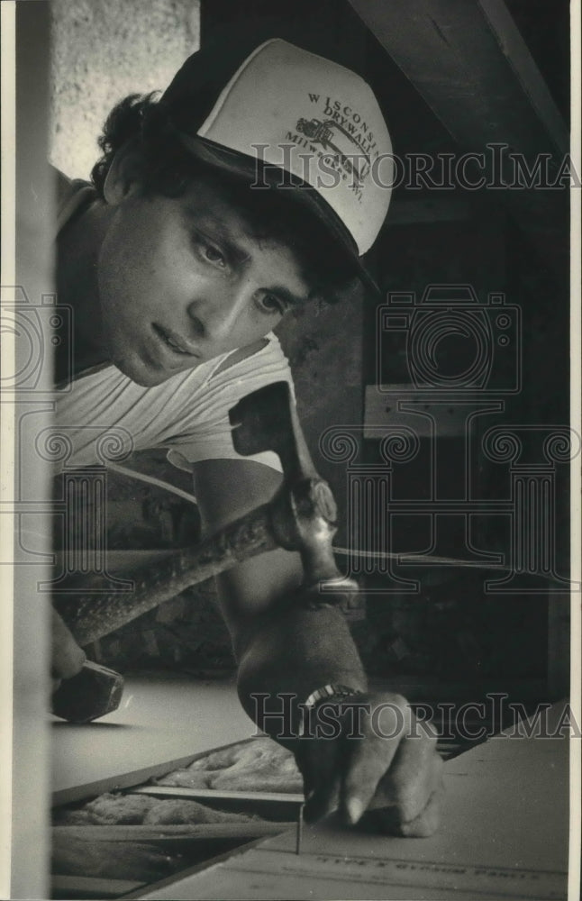 1986 Press Photo Dan Hucke nails sheetrock in attic - mjb67405 - Historic Images