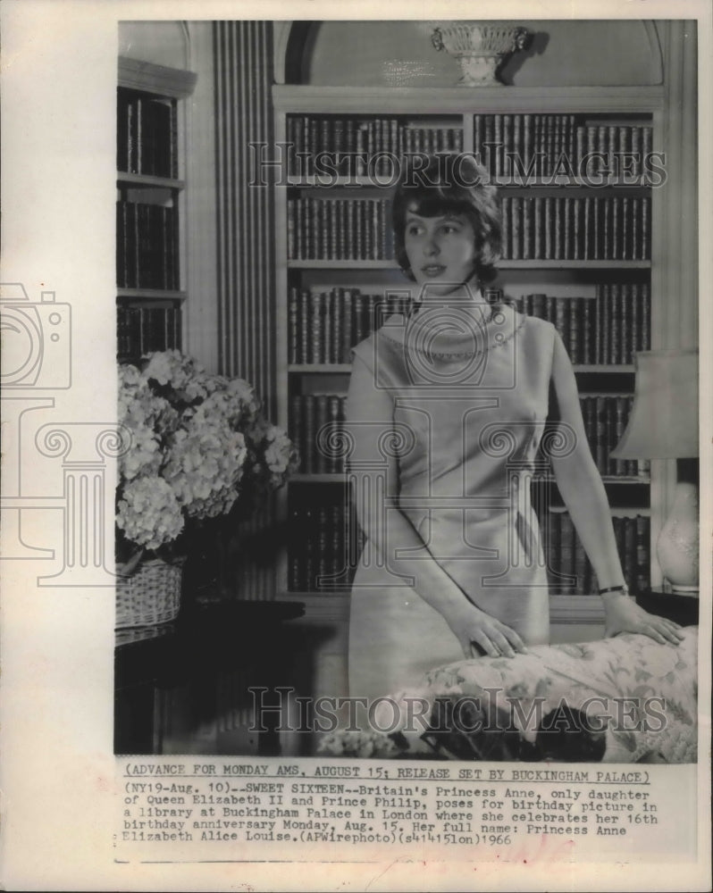 1966 Press Photo Britain's Princess Anne on her 16th birthday Buckingham Palace - Historic Images