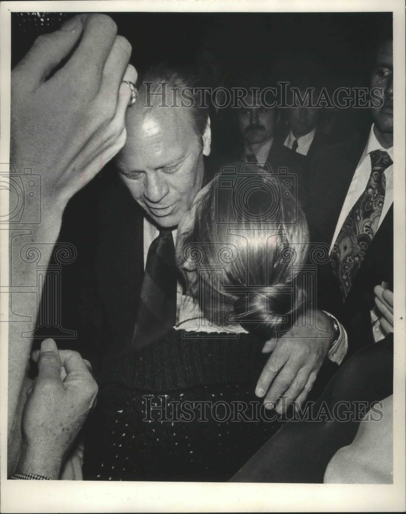 1976 Press Photo President Gerald Ford is Greeted by a Fan, Milwaukee - Historic Images