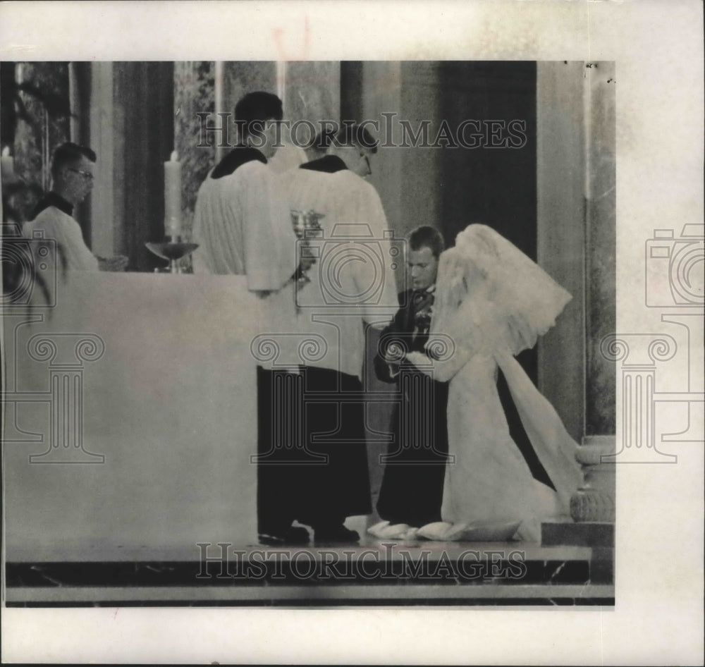 1966 Press Photo Patrick Nugent and Wife on Their Wedding Day - mjb67554-Historic Images