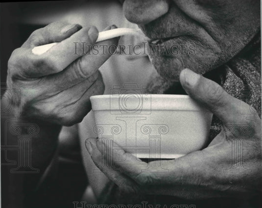 1986 Sausage and sauerkraut were served to about 30 homeless people. - Historic Images
