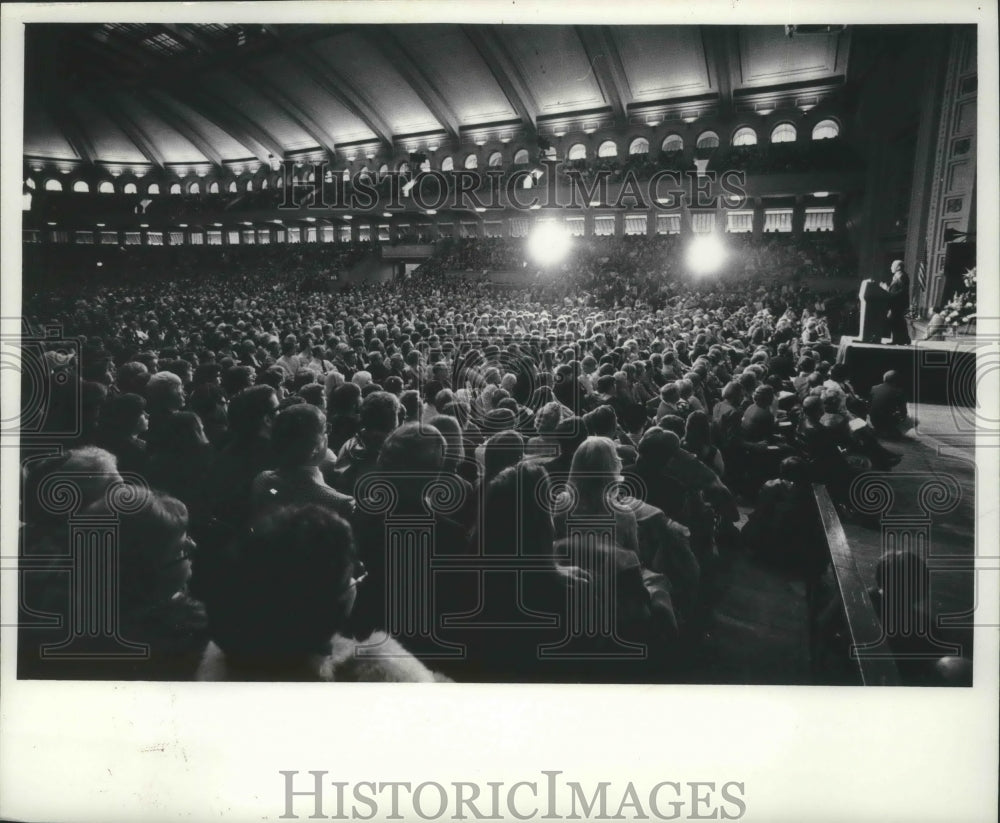 1976 Press Photo Gerald R Ford speaking at Milwaukee Teachers Convention - Historic Images