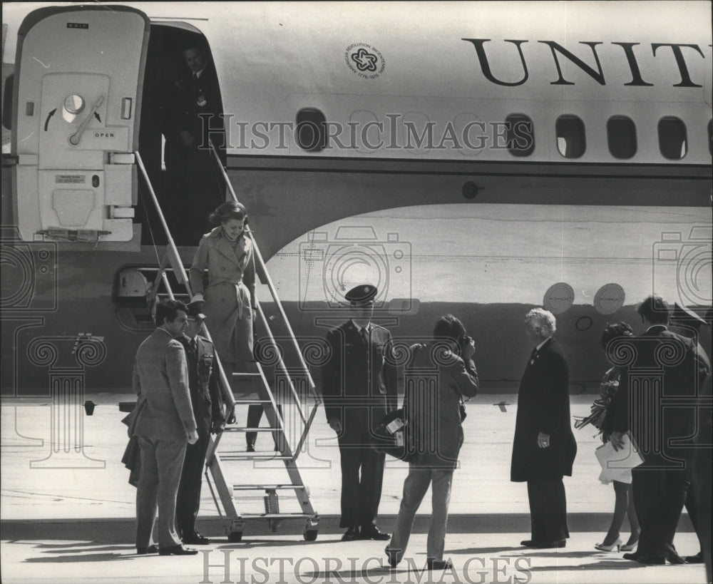 1976 Gerald Ford and wife arrive at Milwaukee&#39;s Mitchell Field - Historic Images