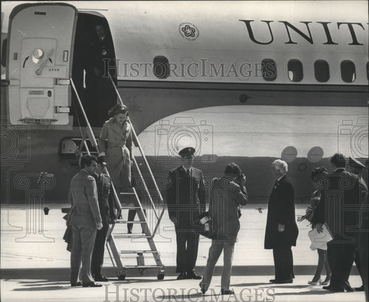 1976 Gerald Ford and wife arrive at Milwaukee's Mitchell Field - Historic Images
