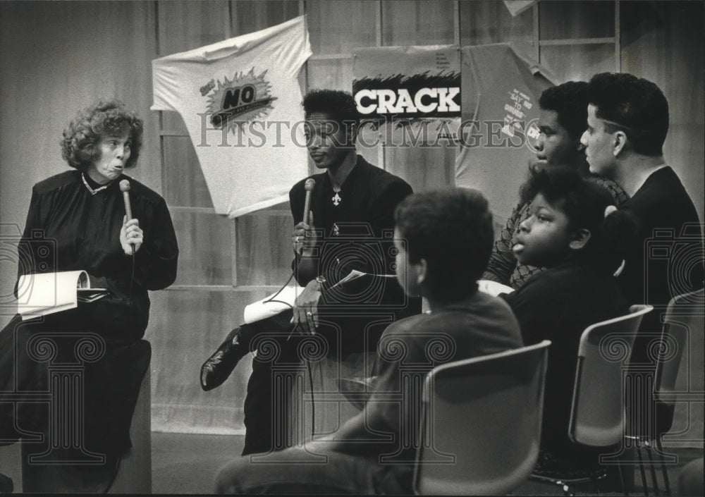 1989 Press Photo Mary Gail Budzisz, Anthony Long leading youth forum, Milwaukee - Historic Images