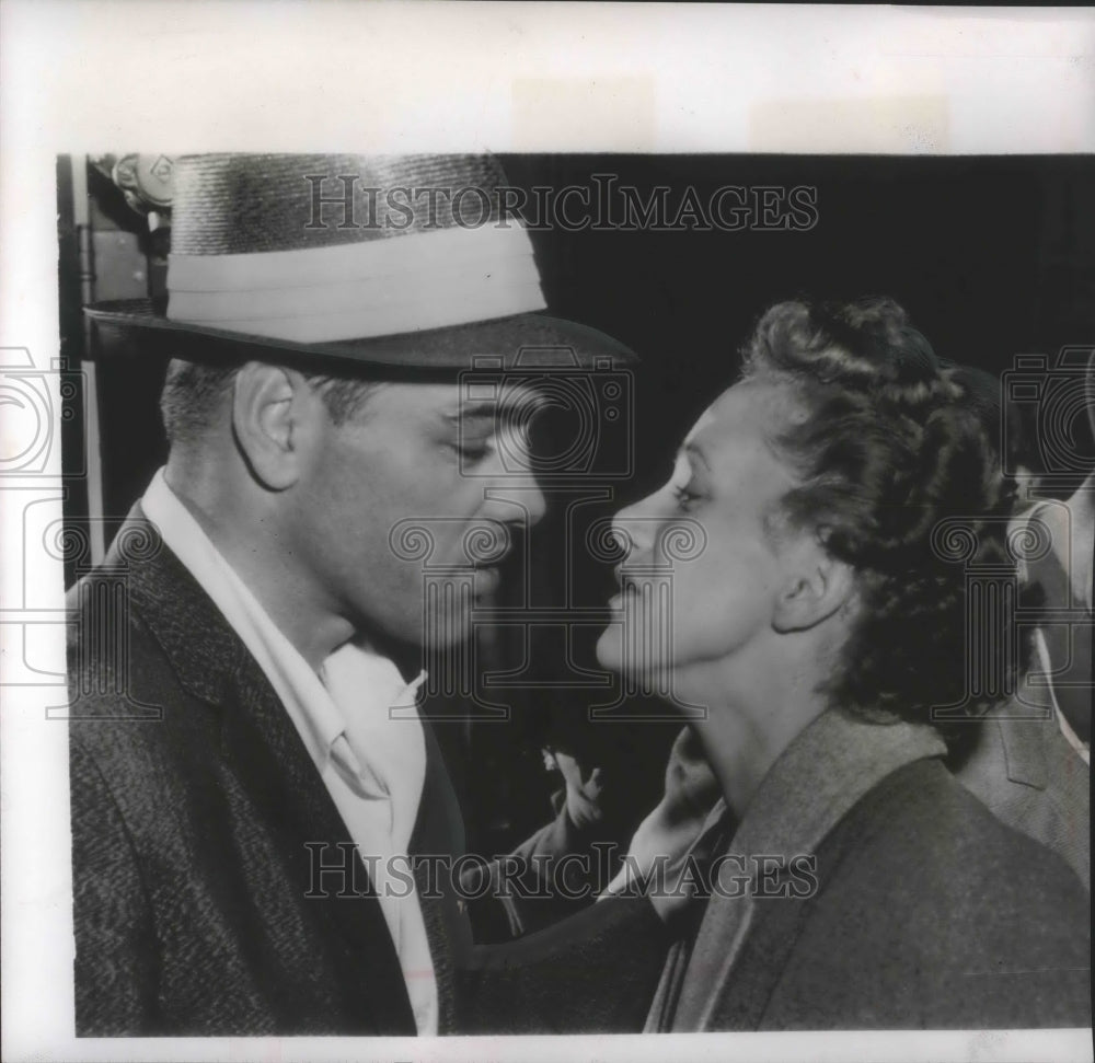 1955 Press Photo Mrs. Carl Olson greets husband after arrival from New York - Historic Images