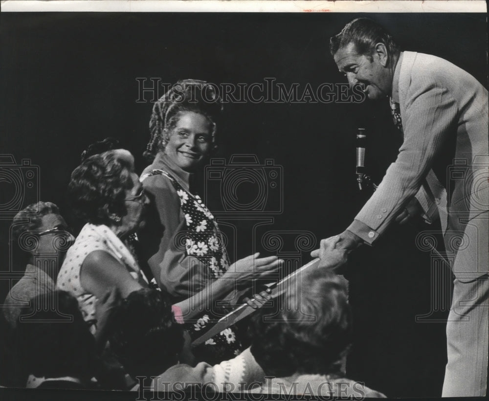 1972 Press Photo Lawrence Welk Show, Lawrence dances with women from audience - Historic Images