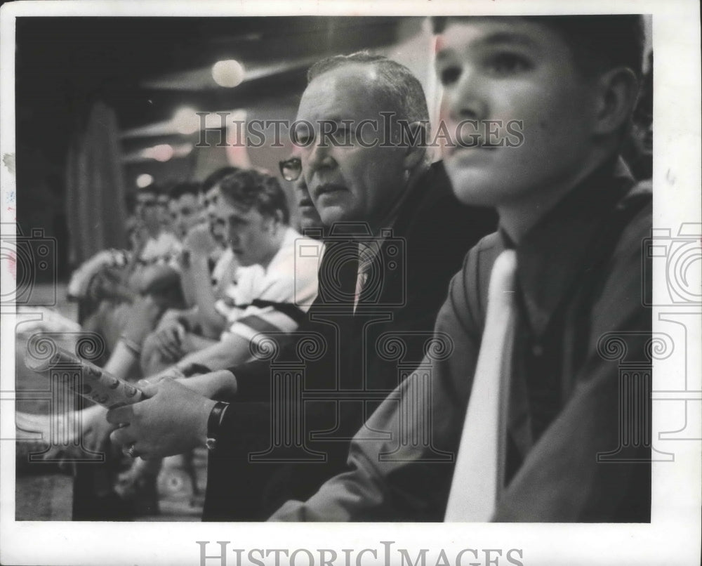 1971 Press Photo Charlie Parsely, basketball coach of UWM, sits with son Chip - Historic Images