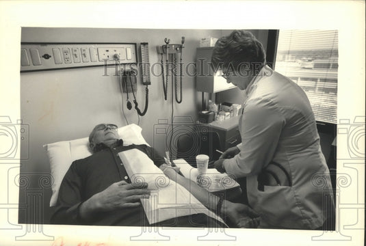 1987 Bernadine Thomas draws blood from Anton Teisl - Historic Images