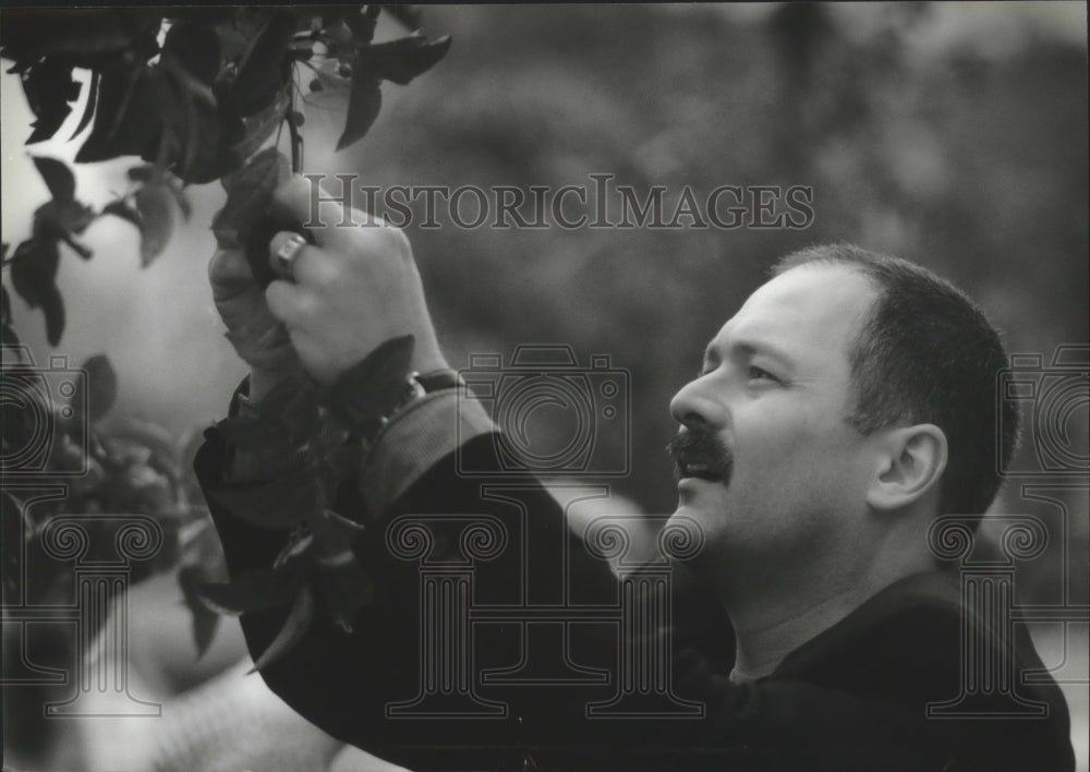 1994 Press Photo Steve Steinhauer at Froedtert Memorial Lutheran Hospital - Historic Images