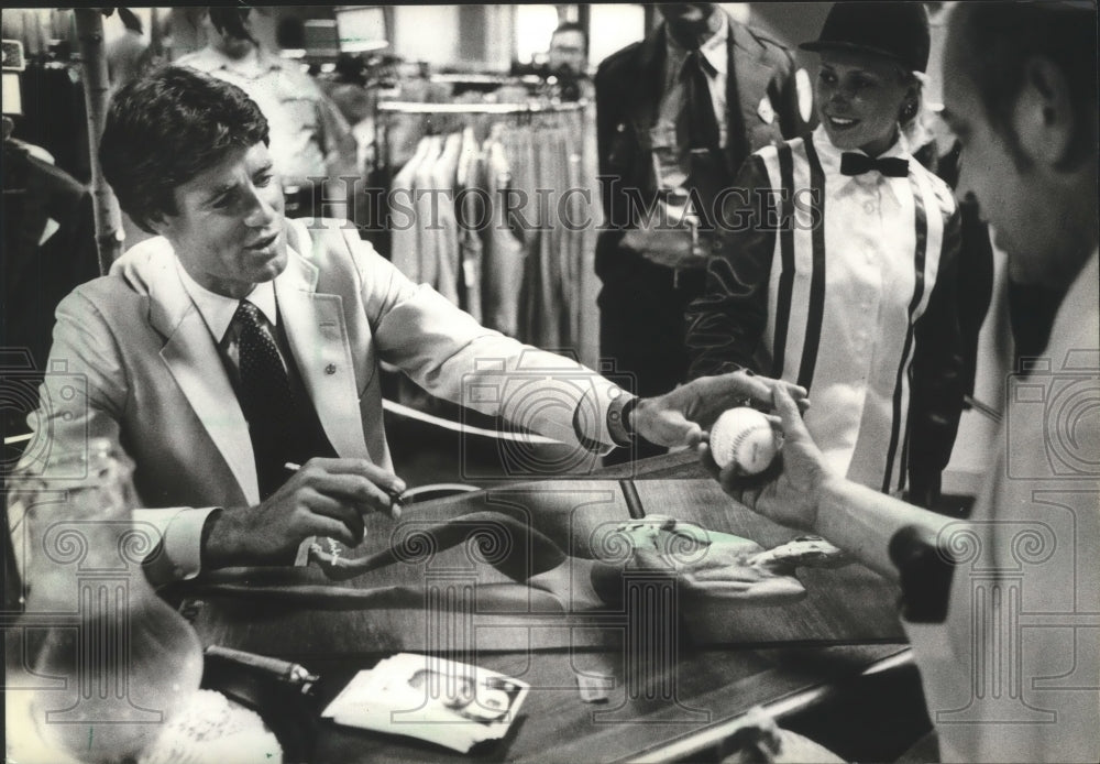 1981 Press Photo pitcher Jim Palmer, signing at a Milwaukee department store - Historic Images