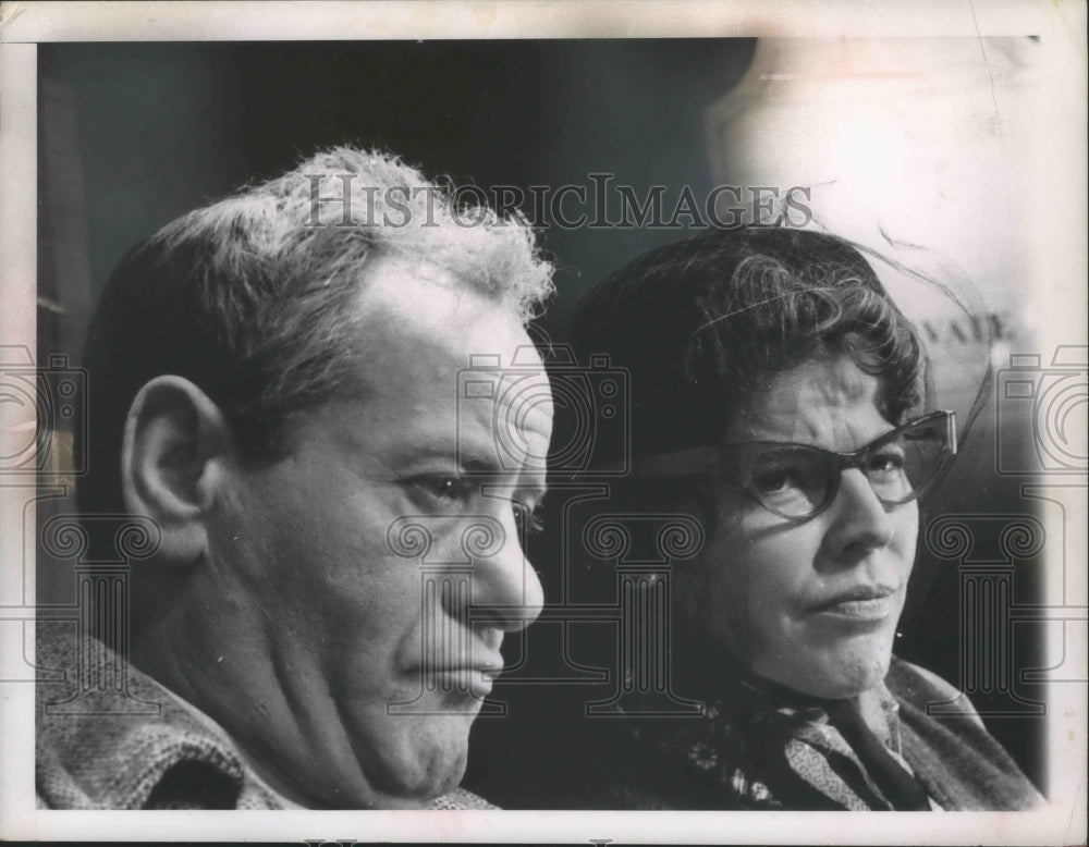 1963 Press Photo Actor Eli Wallach and wife. - mjb67977 - Historic Images