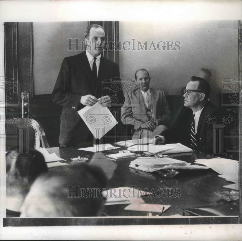 1959 Press Photo Governor Gaylord A. Nelson talks to Urban Problems Committee - Historic Images