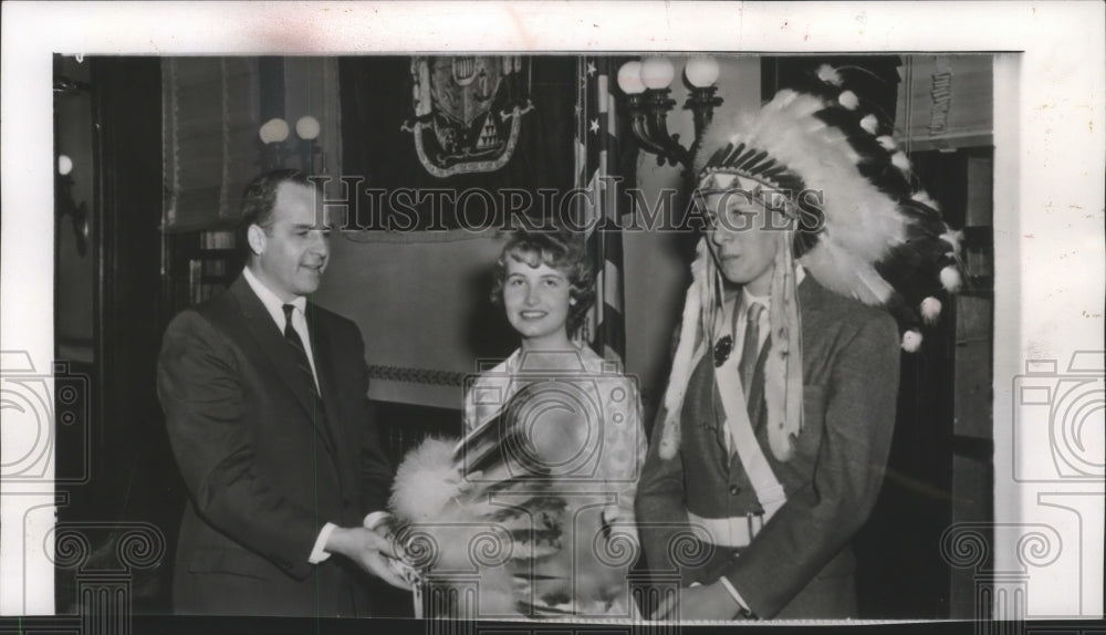 1959 Press Photo Governor Nelson crowned royalty of Wisconsin Safety Patrol-Historic Images