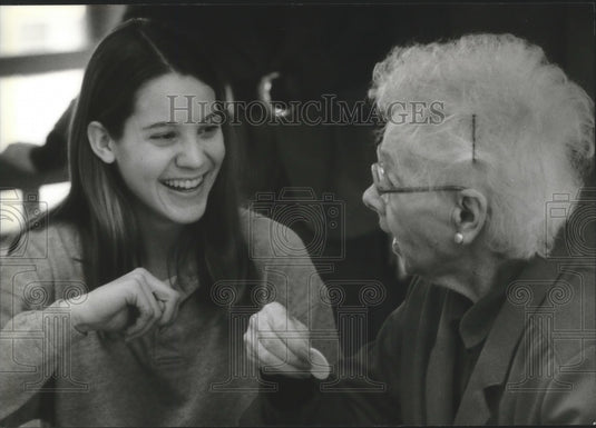 1995 Press Photo Liz Kinnel with Hazel Zepplin, New Perspectives group home - Historic Images