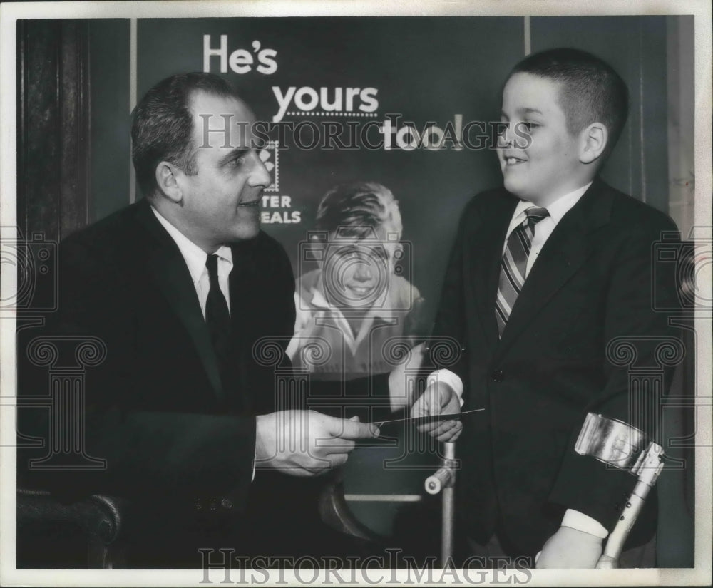 1959 Press Photo Wisconsin Governor Gaylord Nelson kicks off Easter Seal drive - Historic Images