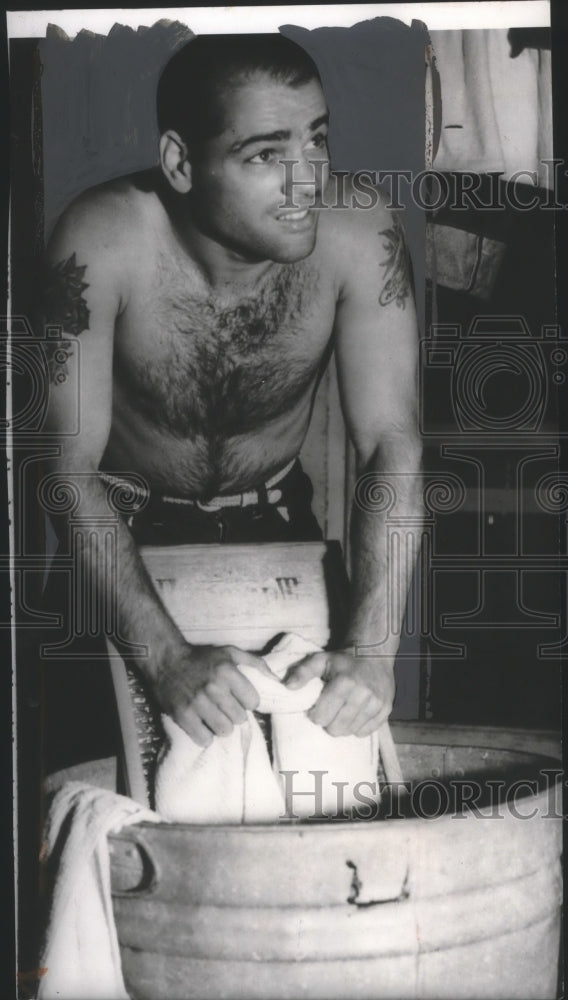 1954 Press Photo Carl Olson boxer working out with washboard in camp, California- Historic Images