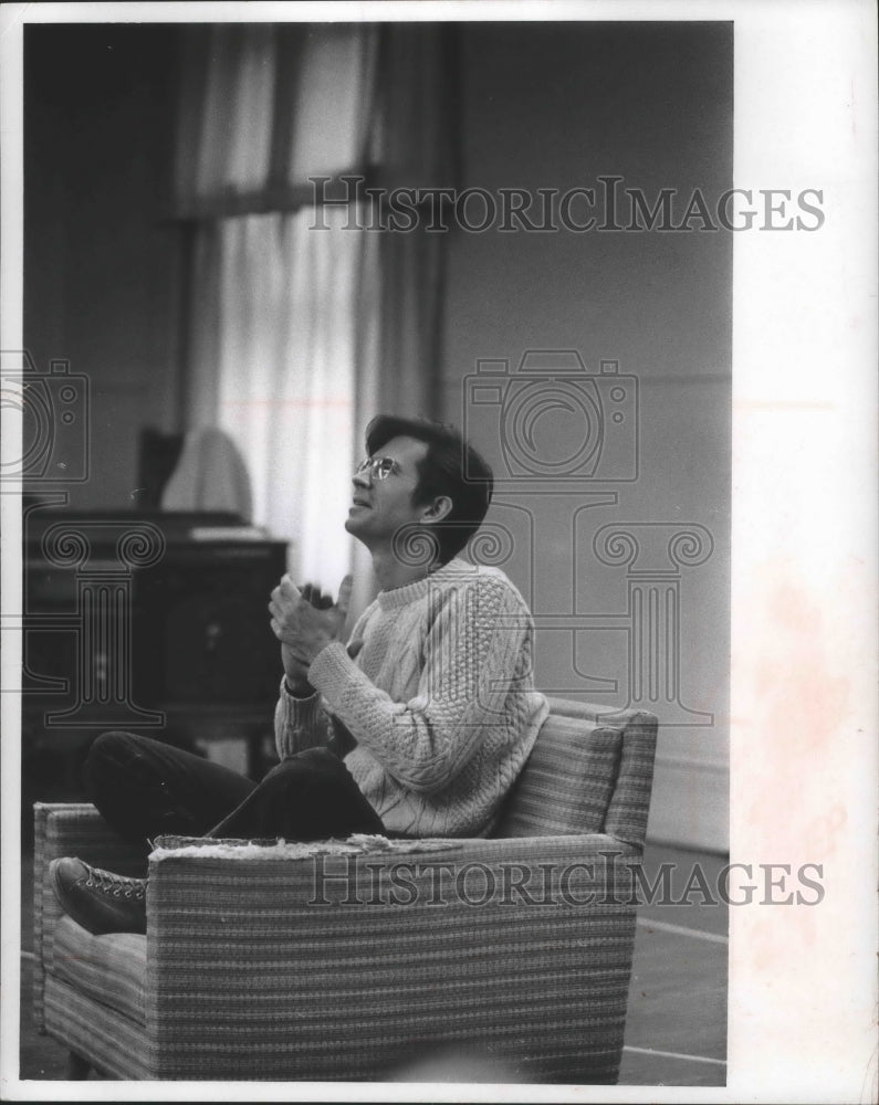 1969 Press Photo Anthony Perkins Directs &quot;The Burgomaster&quot; - Historic Images