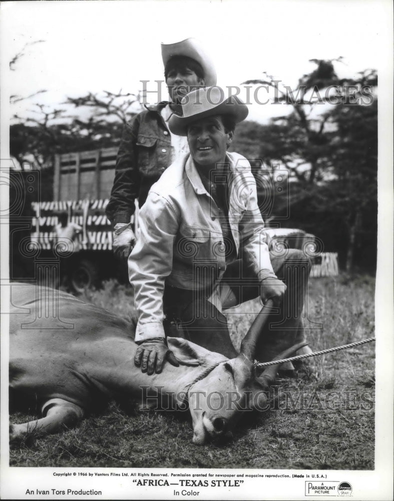 1966 Press Photo Hugh O&#39;Brien and Tom Nardine star in &quot;Africa - Texas Style&quot; - Historic Images