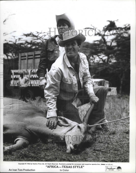 1966 Press Photo Hugh O'Brien and Tom Nardine star in "Africa - Texas Style" - Historic Images