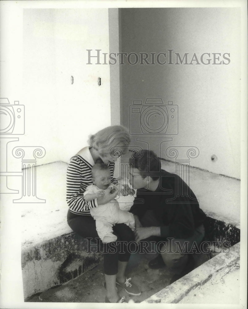 1965 Press Photo Ryan O&#39;Neal and wife with son Griffin, 1, in sunken bathtub - Historic Images