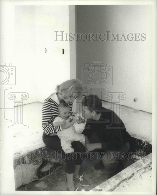 1965 Press Photo Ryan O'Neal and wife with son Griffin, 1, in sunken bathtub - Historic Images