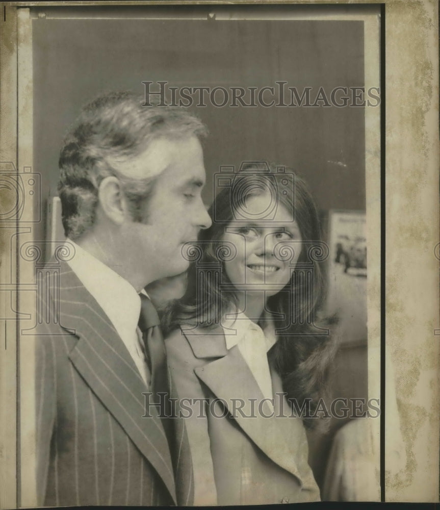 1973 Press Photo Indy Racing Team Roger Penske with future wife Kathryn Hulbert. - Historic Images