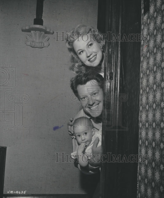 1964 Press Photo Michael O'Shea with wife Virginia Mayo and daughter - Historic Images
