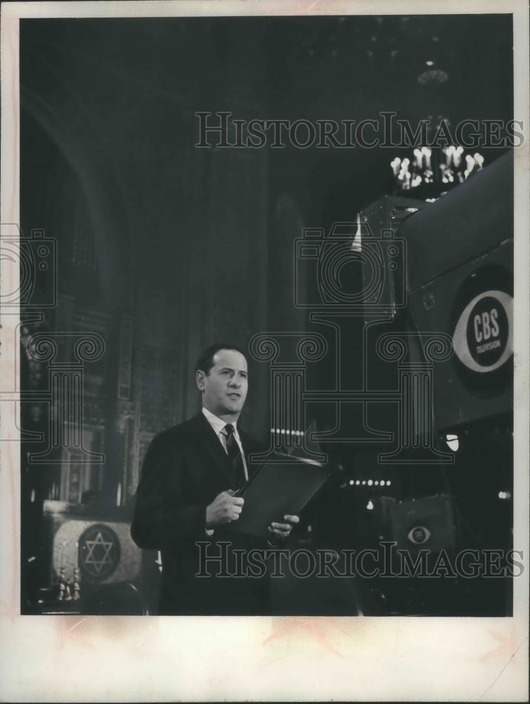 1962 Press Photo Eli Wallach was host for CBS' "The Synagogue and the Sacred" - Historic Images