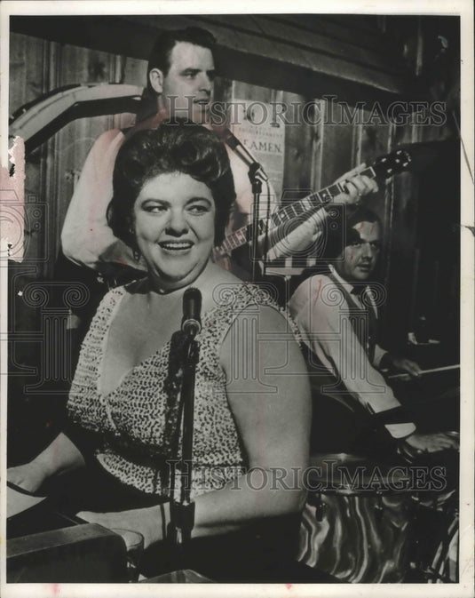 1966 Press Photo Singer irish O'Leary, West Allis Inn, S. 74th & W. Greenfield - Historic Images