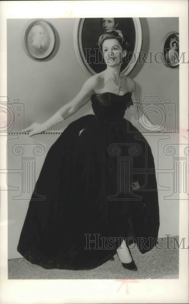 1960 Press Photo Clothes horse, Rebecca Welles in a Tassell gown - mjb68851 - Historic Images