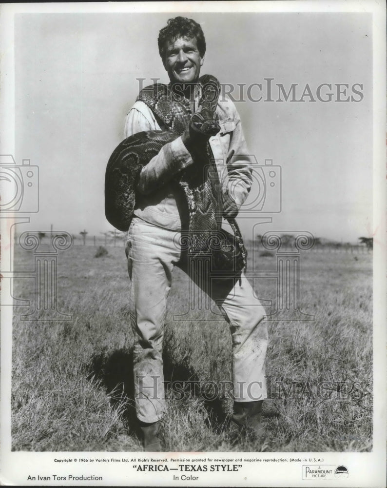 1967 Press Photo Hugh O&#39;Brian stars in &quot;Africa-Texas Style&quot;, corrals wild animal - Historic Images