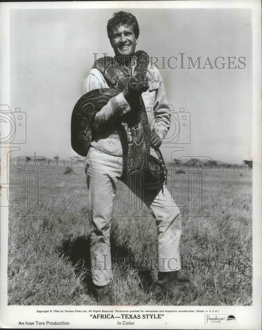 1967 Press Photo Hugh O'Brian stars in "Africa-Texas Style", corrals wild animal - Historic Images