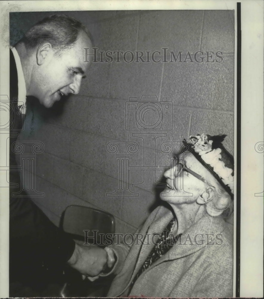 1967 Press Photo Senator Gaylord Nelson talked to Mrs. Carl Warner - mjb69085 - Historic Images