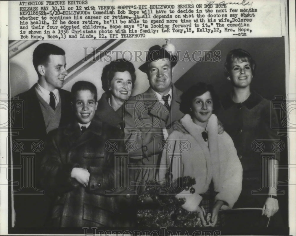 1958 Press Photo Bob Hope with His Wife and Four Children in Christmas Photo - Historic Images