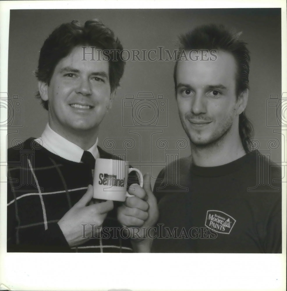 1993 Press Photo Milwaukee Sentinel Columnist with Contest Winner and Mug Prize - Historic Images