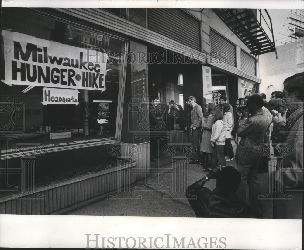 1971 Press Photo Manpower Inc donates office space to Milwaukee Hunger Hike - Historic Images