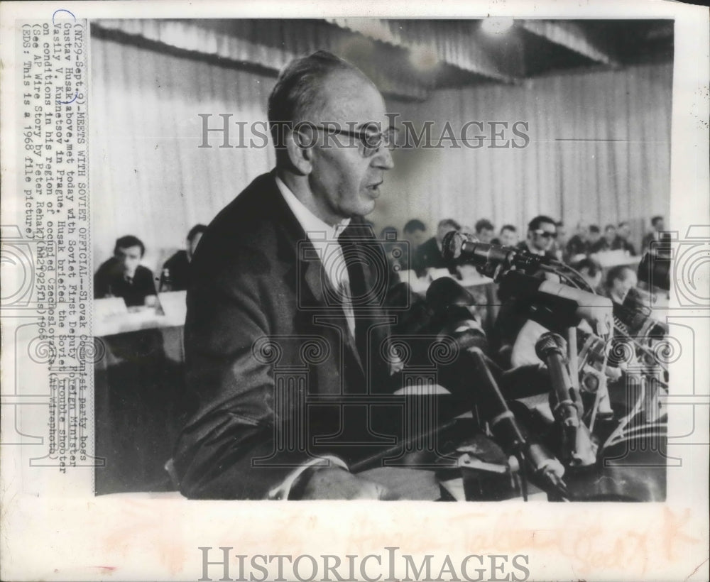 1968 Press Photo Slovak Communist Party boss, Gustav Husek briefs on conditions - Historic Images