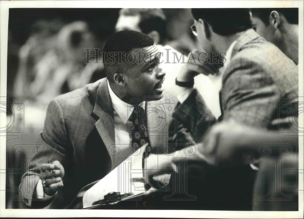 1993 Press Photo UWM basketball coach Ron Hunter talks with assistants - Historic Images