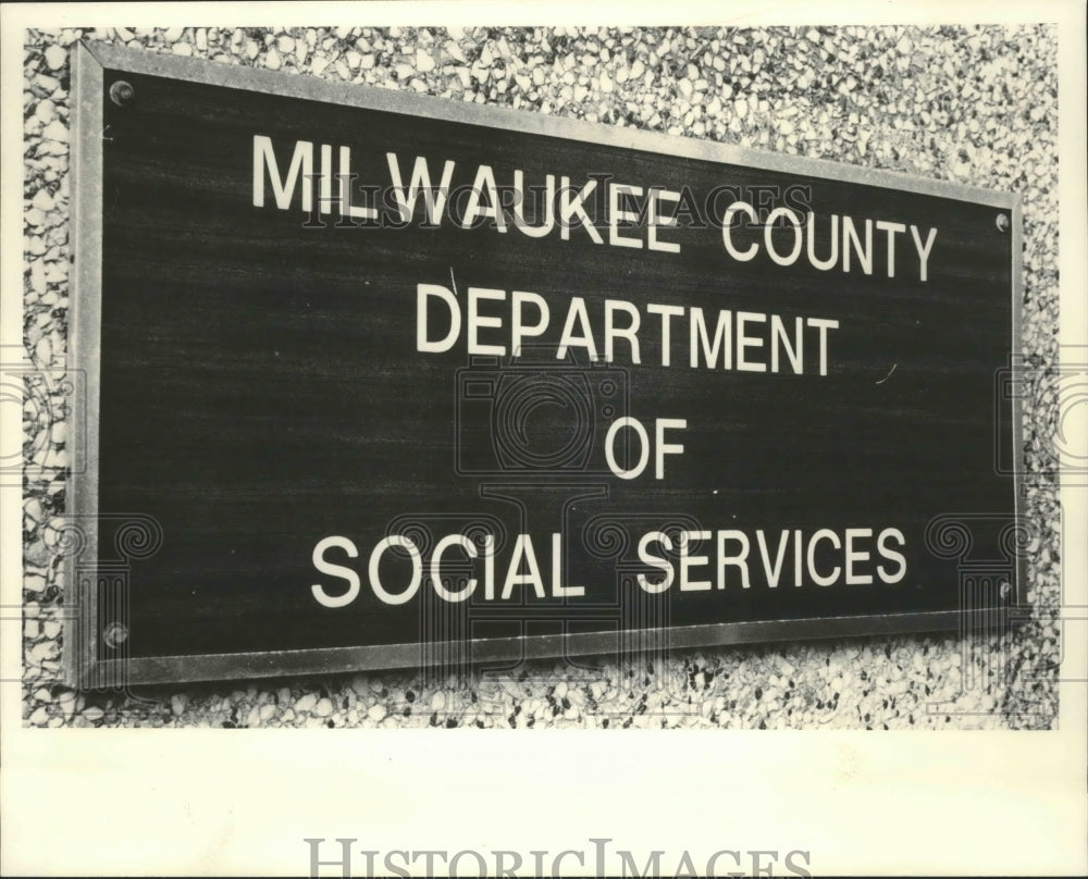 1984 Press Photo Milwaukee County Department of Social Services sign - mjb69283 - Historic Images