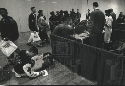 1992 Press Photo Tim Melk filling out application at college fair, Milwaukee - Historic Images