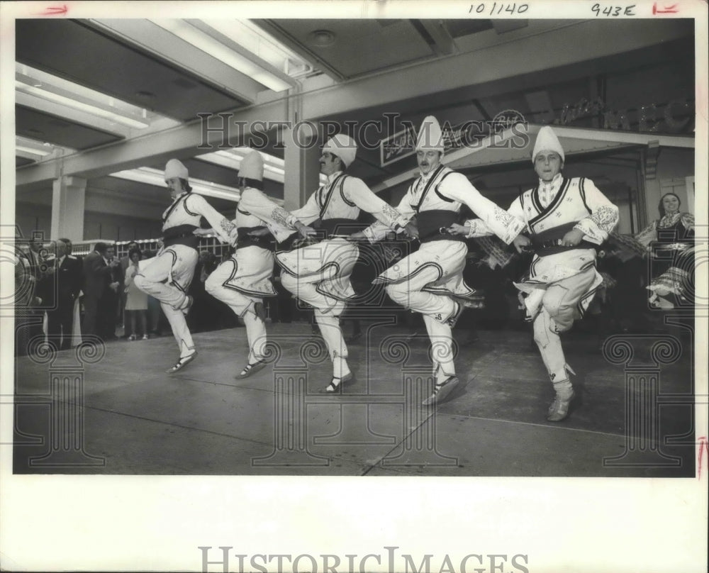 1974 Press Photo Bulgarian dancers in the East Hall, Milwaukee Convention Center - Historic Images